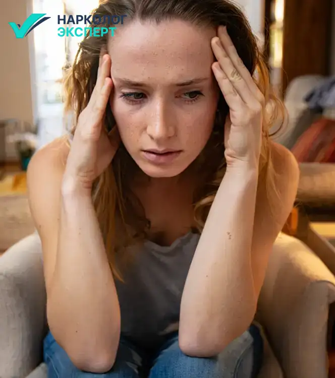 Девушка держится за голову руками